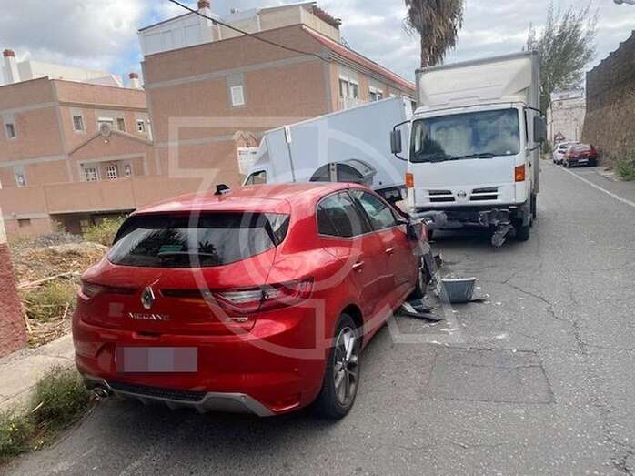 Los dos vehículos sufrieron importantes daños / TA